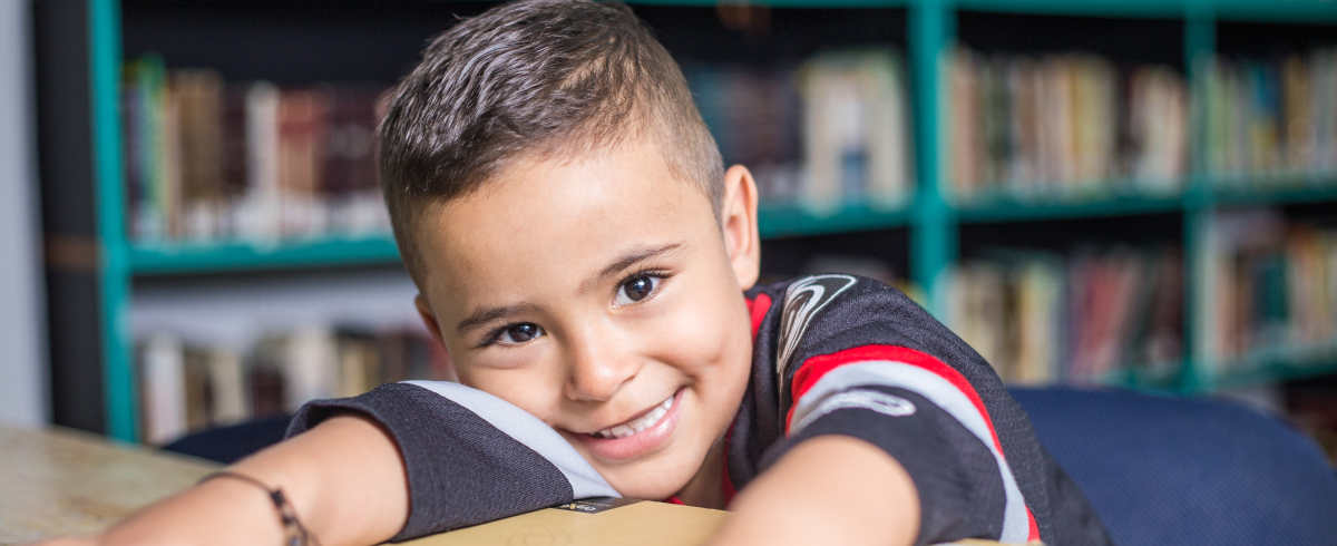 Fotografía de un niño en una biblioteca