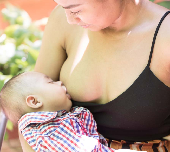Madre lactando su bebé, lactancia materna