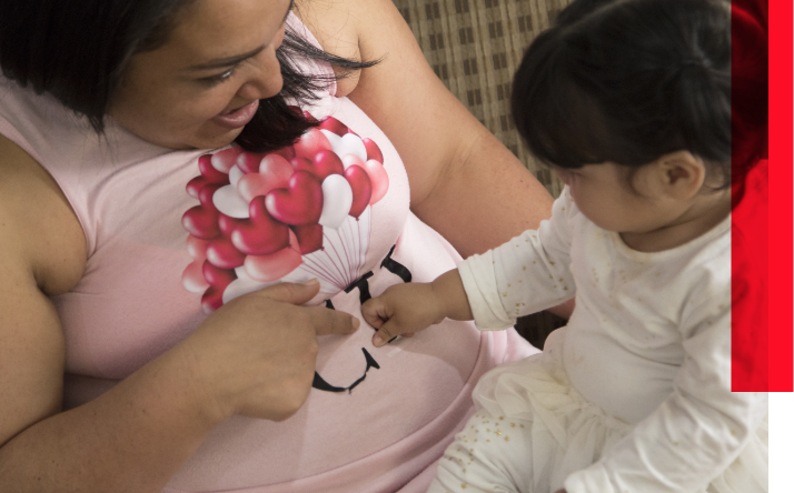 madre embarazada con su hija