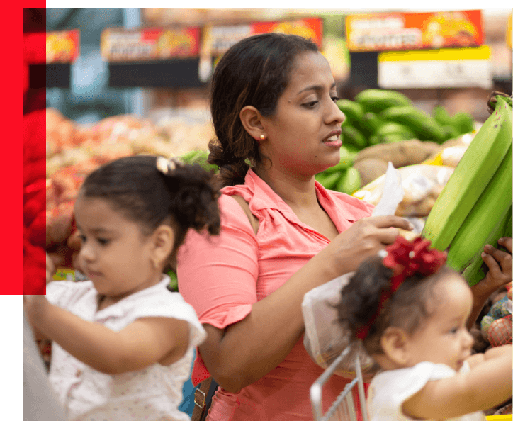 Madre con niños mercado