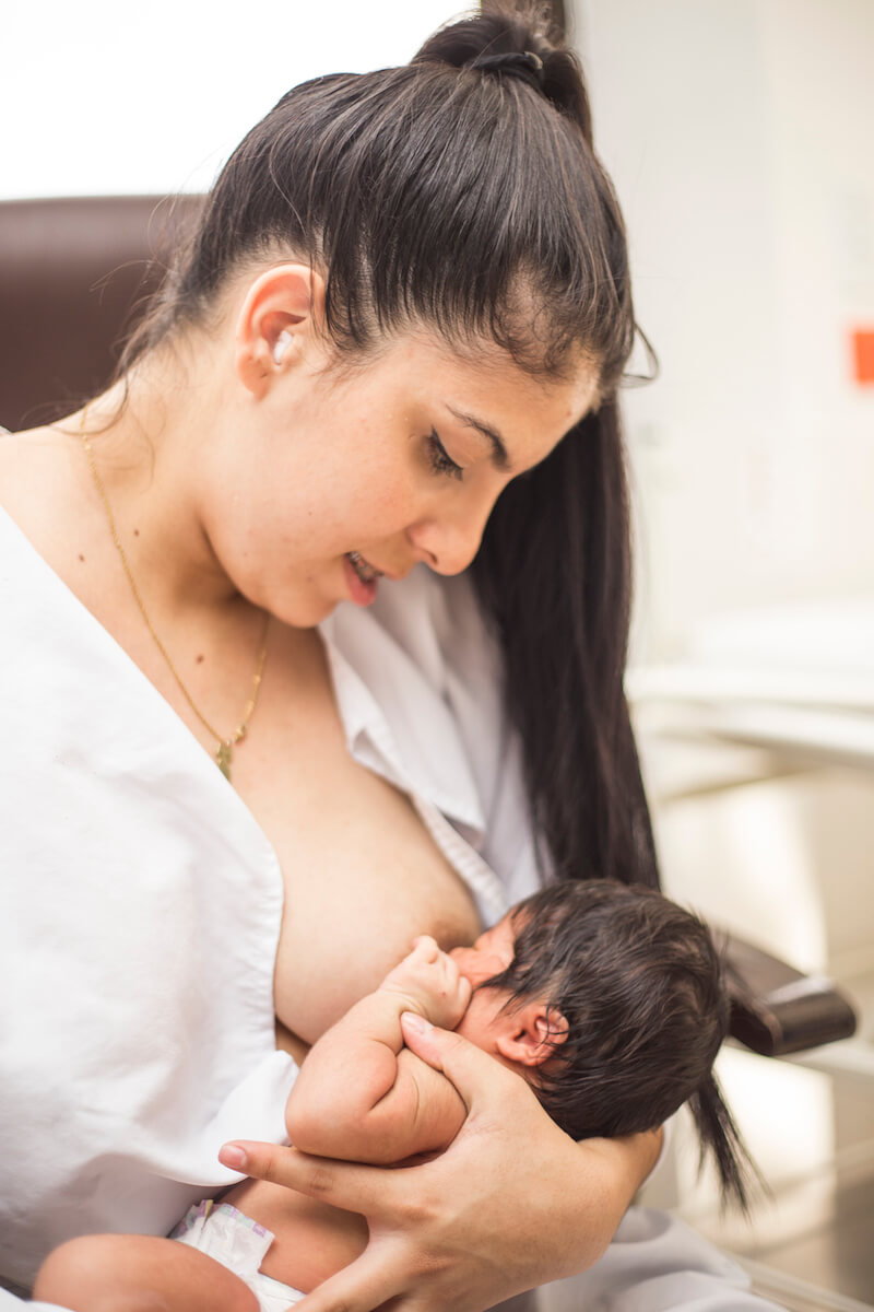 Madre lactando bebé