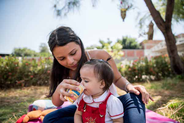 madre alimentando a su hija