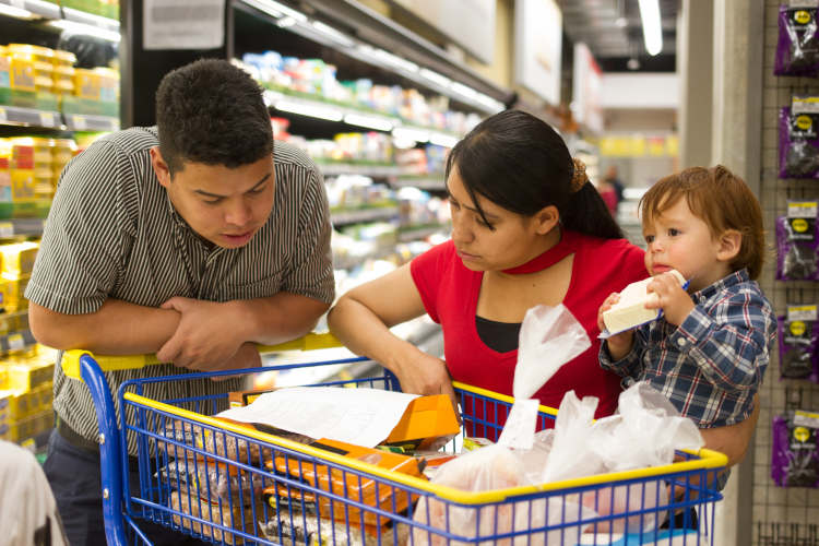fotografía de una familia haciendo mercado