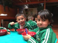 fotografía de dos niños en un comedor