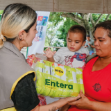 mujer entrega paquetes