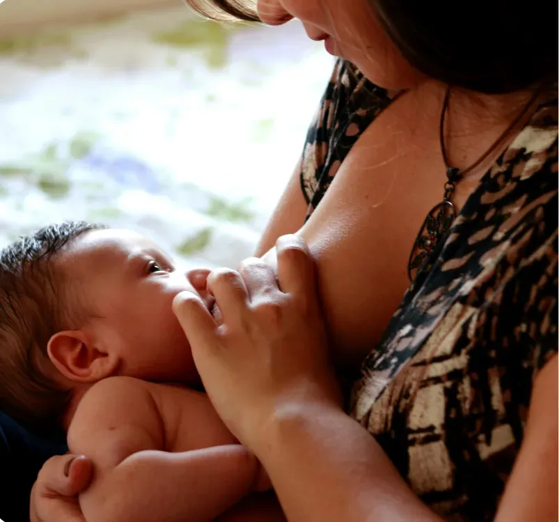 Madre amamantando a su bebé