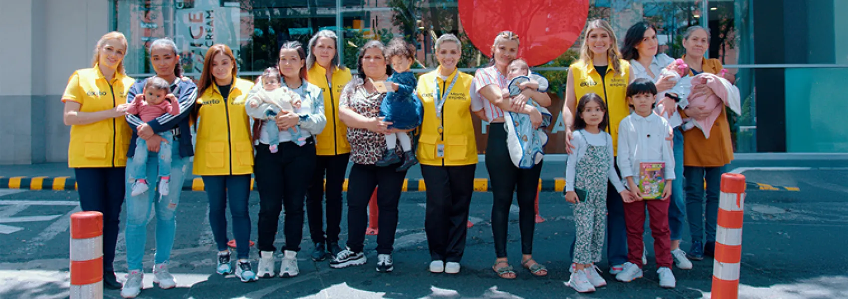 Foto con un grupo de madres cargando sus bebés