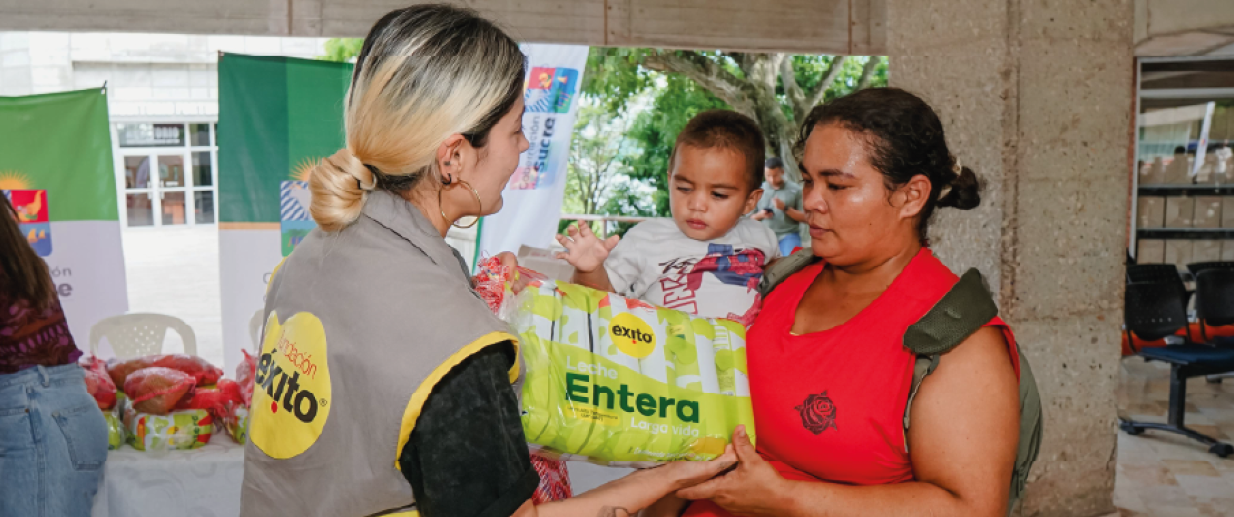 mujer entrega paquetes