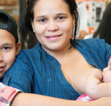 Madres lactantes apoyadas por la Fundación Éxito recibirán complementación alimentaria