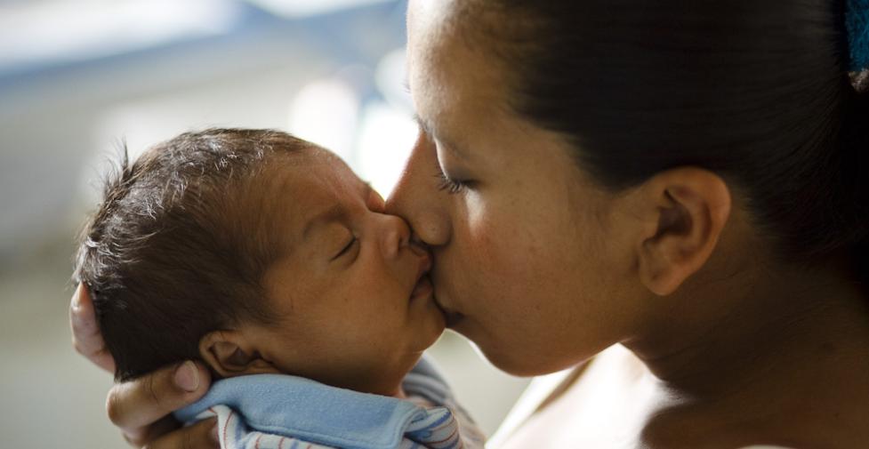 bebe en brazos de su mamá